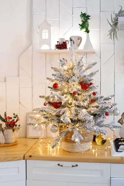 Weihnachtsbaum Auf Dem Küchentisch — Stockfoto