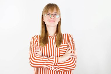 Kolları önde katlanmış, poz vermiş bir kadın.