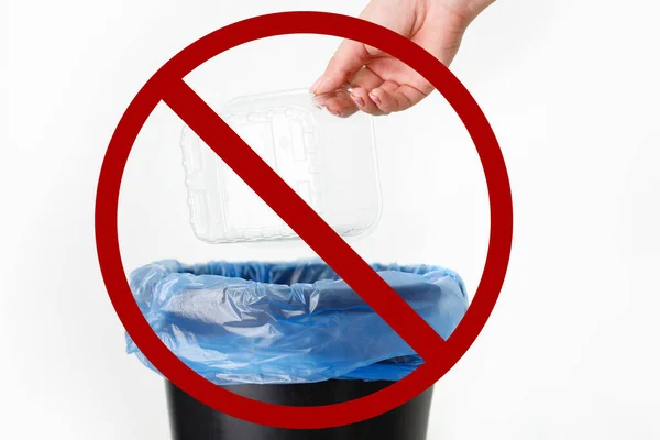 Запрет Отходы Пластмасс Женщина Сбрасывающая Пластиковый Контейнер Мусорный Бак — стоковое фото