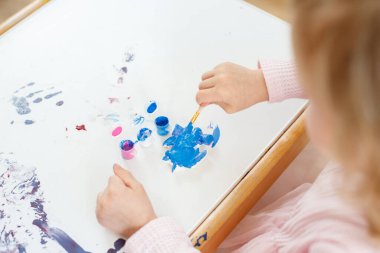 Alçı resimli kız figürünün üst görüntüsü