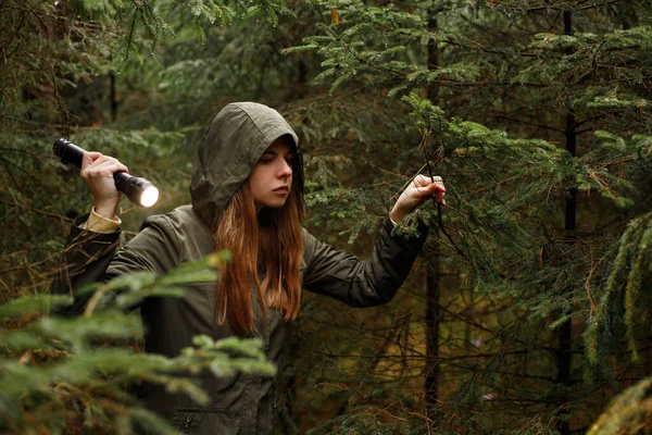 Femme Avec Lampe Poche Explorant Forêt Sombre — Photo