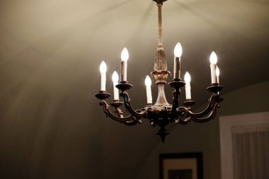 Gece Konağında Mum Şeklinde Işıkları olan Klasik Chandelier