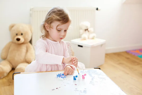 3歳の女の子が家でカラフルな絵を描く — ストック写真