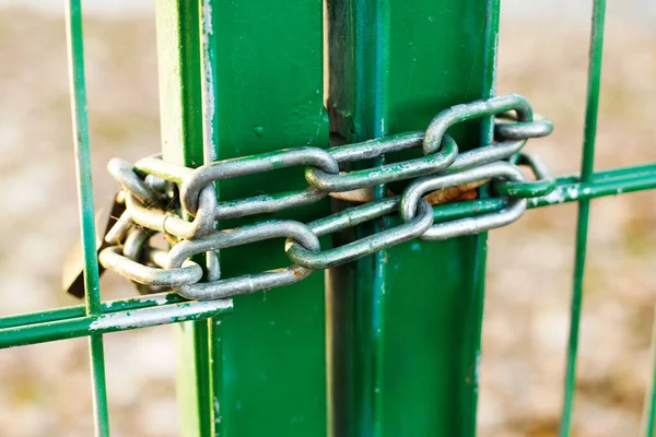 Łańcuch Żelaza Metalowych Bramach Zewnątrz — Zdjęcie stockowe