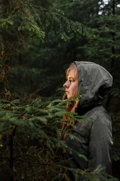 Femme Manteau Vert Dans Une Forêt Pins Sombre — Photo