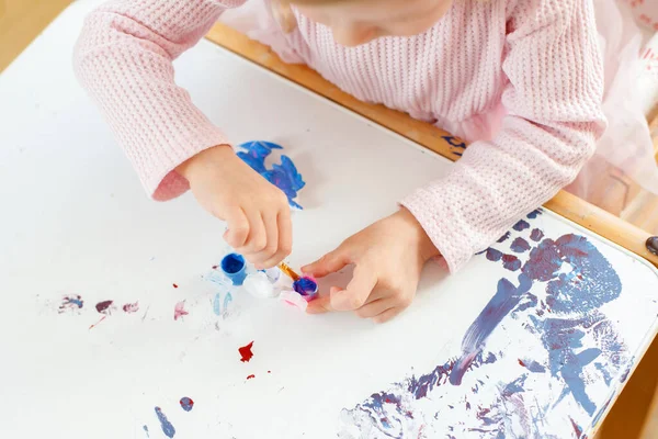 Yakın Plan Kız Masadaki Boyalarla Resim Çiziyor Çocuk Eğitimi — Stok fotoğraf