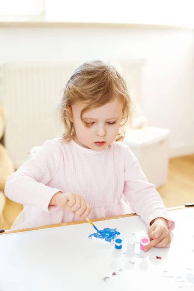 Trzyletnia Dziewczynka Maluje Domu — Zdjęcie stockowe