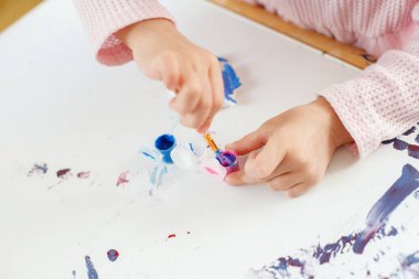 Çocuk Elleri 'nin Renkli Fırça ve Boyalarla Boyama