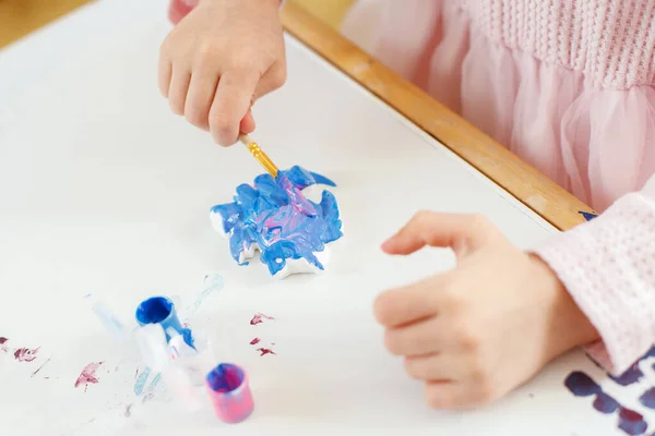 Dětské Ruce Malování Barevnými Štětci — Stock fotografie