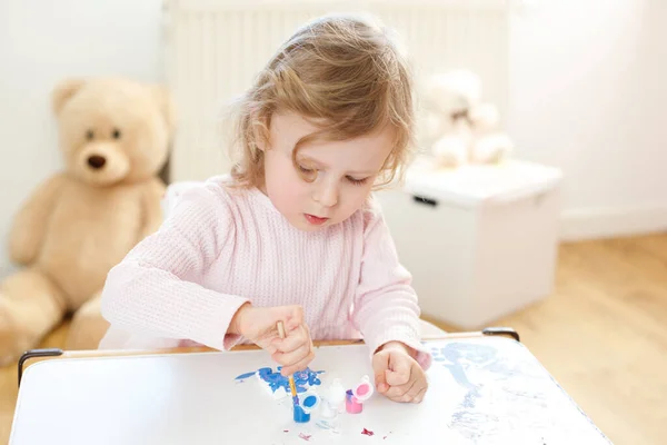 Trzyletnia Dziewczyna Entuzjastycznie Maluje Pędzlami Farbami — Zdjęcie stockowe