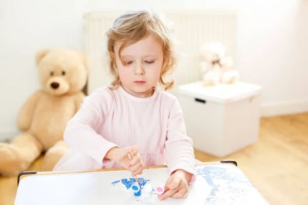 Mladý Umělec Práci Tříletá Dívka Malování Radostí Nadšením — Stock fotografie
