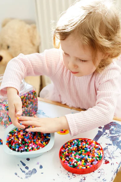Evinde Renkli Boncuklarla Oynayan Küçük Kız — Stok fotoğraf