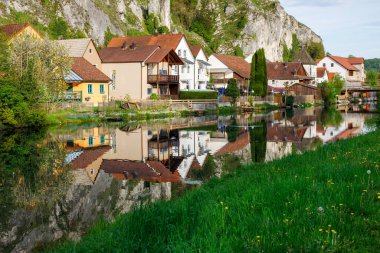 Nehir kenarındaki güzel Bavyera Köyü, Tepelerin Altında