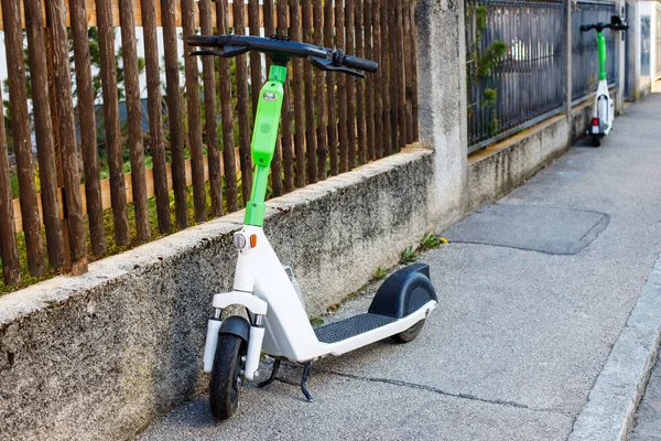 Scooter Eléctrico Cerca Una Valla Ciudad Movilidad Ecológica Estilo Vida — Foto de Stock