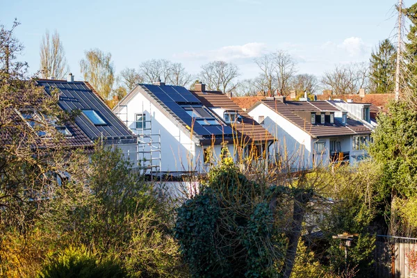 ヨーロッパのマンサード窓と太陽光パネル付き住宅の屋根 持続可能な生活と現代建築 — ストック写真