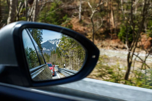 Rozważanie Mountain Road Samochodu Oknie Bocznym Przygoda Swoboda Podróżowania Samochodem — Zdjęcie stockowe