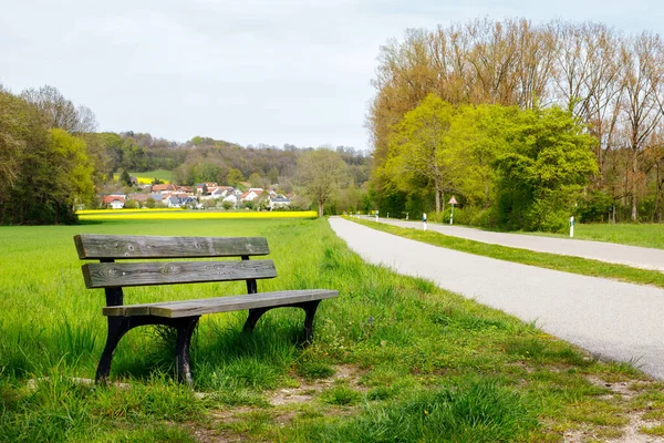 自然の休憩所 バイエルン州の歩行者専用歩道と道路沿いのベンチ — ストック写真