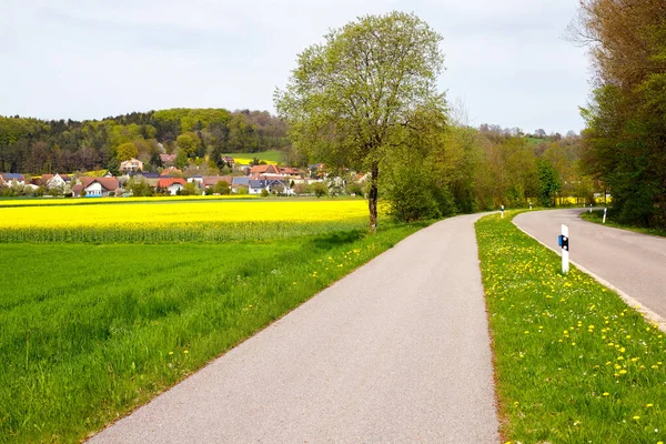 牧歌的な風景 ドイツのフィールドを介して高速道路に沿って歩行者道路 — ストック写真
