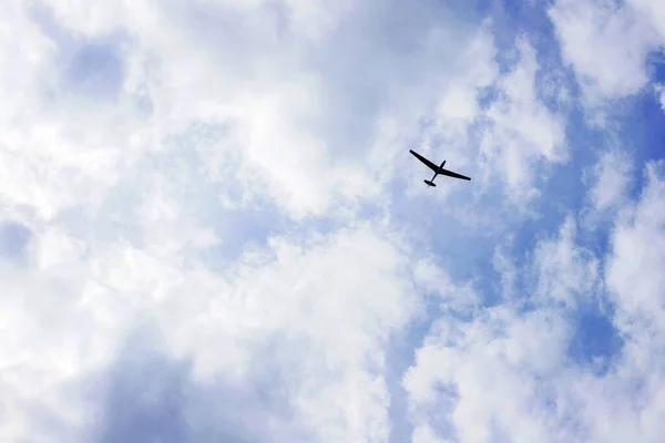 雲の中のパラグライダー 下からの鳥の目の眺め — ストック写真