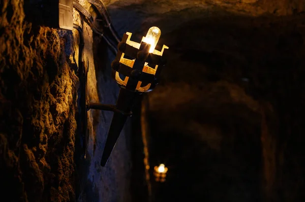 Поисках Темных Глубин Электрический Факел Освещает Подземное Подземелье — стоковое фото