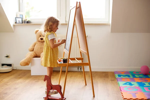 Kreatywna Eksploracja Mała Dziewczynka Rysunek Kredą Dużej Tablicy Domu — Zdjęcie stockowe