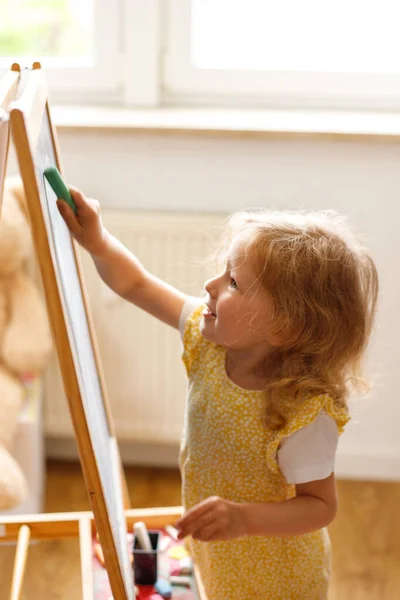 Dívka Kreslení Pastelkami Velké Tabletu Svém Obývacím Pokoji Doma — Stock fotografie
