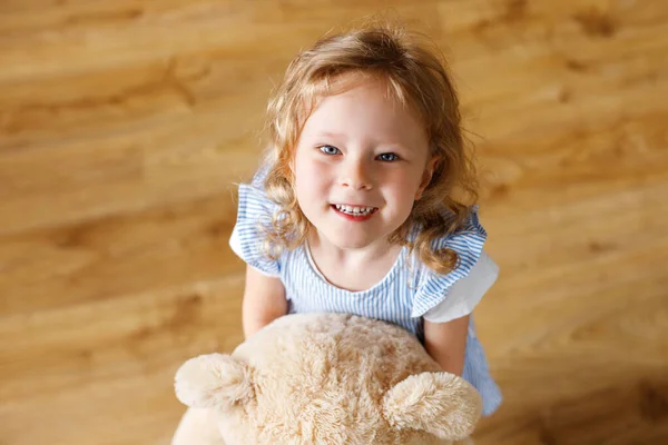 Retrato Vista Superior Menina Sorrindo Com Urso Macio — Fotografia de Stock