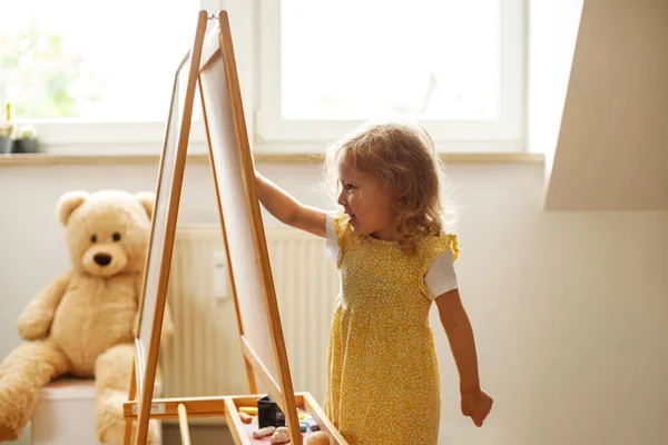 Kız Çocuk Odasında Tebeşirle Tahtaya Resim Çiziyor — Stok fotoğraf