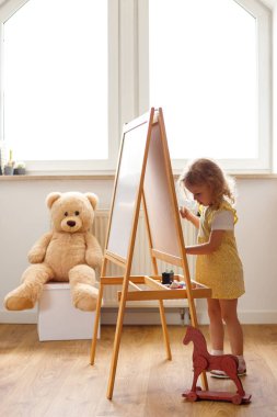 3 yaşındaki Kız Evde Tebeşir Çizmekten Hoşlanıyor: Çocuk Gelişimi ve Hobilerine Bir Bakış