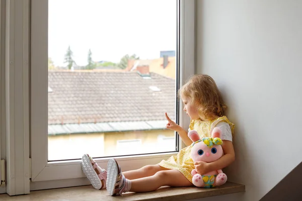 Year Old Girl Sits Window Points Out Window — Stock Photo, Image