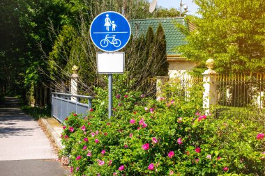 Yol işareti döngüsü ve yeşilliğe karşı yaya yolu