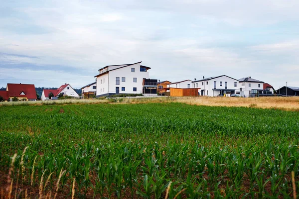 トウモロコシ畑近くのヨーロッパのドイツ近代村 — ストック写真