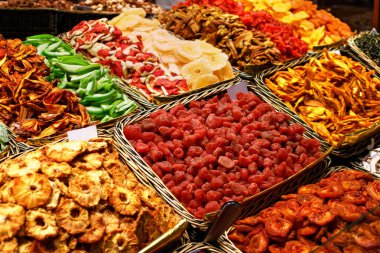 Marketteki Kurutulmuş Meyveler: Ananas, Kavun ve Elma Şekerleri