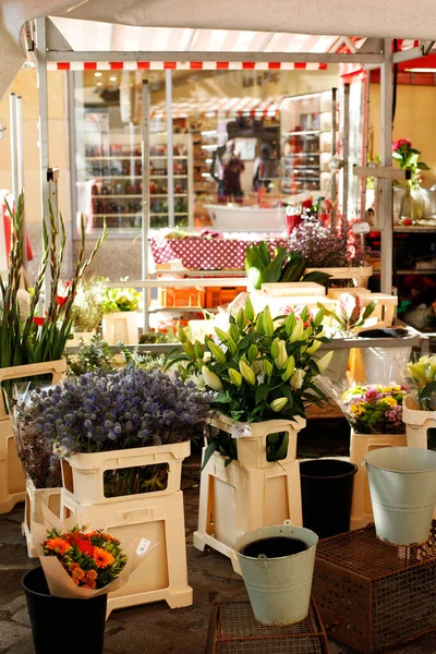 地元の農家市場で販売されている地元の花屋 — ストック写真