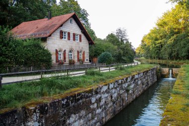 Canal Bank 'taki Idyllic Taş Evi: Almanya' nın Bavyera Ormanı 'nda Huzur