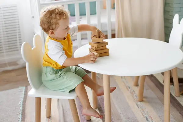Ragazzo Impegnato Nel Gioco Tavolo Dei Bambini — Foto Stock