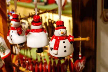 Cam kardan adamdan yapılmış Noel ağacı süslemeleri. Yeni Yıl ve Noel 2024