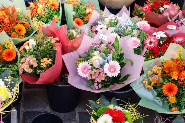 Yerel çiçek tezgahı. Çiçekçi
