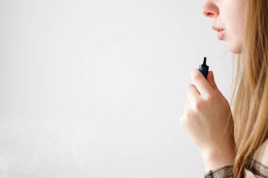 Sigara içen kadını kapat.