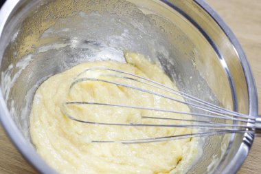 Kek hamuru derin bir kase ve blender