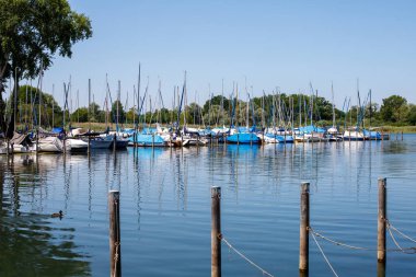 Gölün kıyısındaki tekne istasyonu..