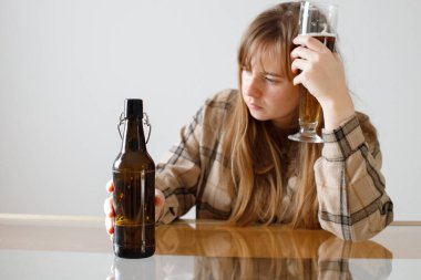 Biralı kadın yalnız. kadın alkolizmi