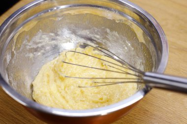 Derin bir kasede çırpılmış hamur