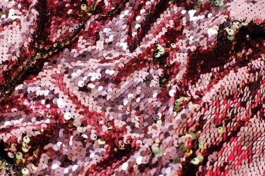 Pembe mor parlak kumaş, pullu, soyut arkaplan. Yakın plan..