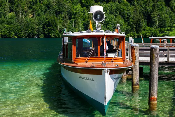 Almanya 'nın Bavyera kentindeki Konigssee Gölü kıyısındaki ahşap bir rıhtımda tekne parkı gezisi.
