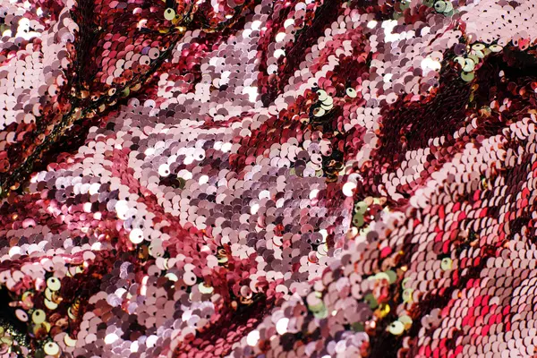 Pembe mor parlak kumaş, pullu, soyut arkaplan. Yakın plan..
