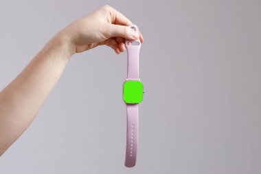 Gri arka planda bir kadının elindeki akıllı saat. kromakey