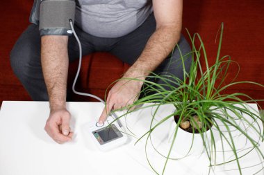 Kan basıncını ölçmek, hipertansiyonu incelemek, tansiyon monitörü kullanmak. Obezite orta yaşlı erkeklerin sağlığını etkiliyor. Aşırı derecede obezite ve sağlık riskleri kavramı.