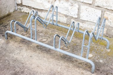 Bisikletler için boş park yeri. Sokakta boş bisiklet parkı..