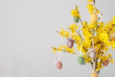 Paskalya yumurtaları beyaz arka planda evde. Pankart